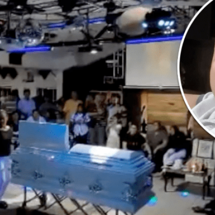 Семейство се сбогува с покойния си баща в нощен клуб ВИДЕО