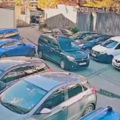 Неприятен случай в София Шофьор блъснал паркирана кола а после продължил