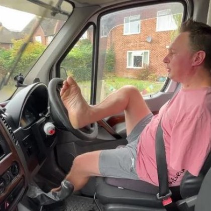 Мъж който е роден без ръце учудва шофьорите като управлява
