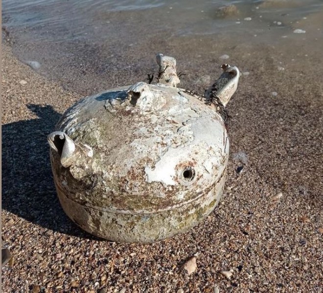 Морето изхвърли подозрителен метален предмет