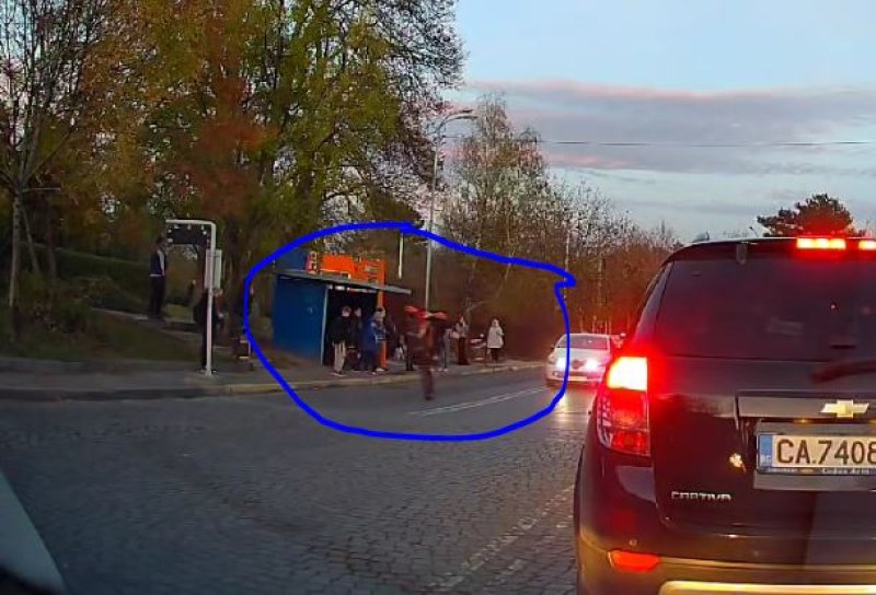 Опасно! Моторист на задна гума премина край спирка с хора СНИМКИ