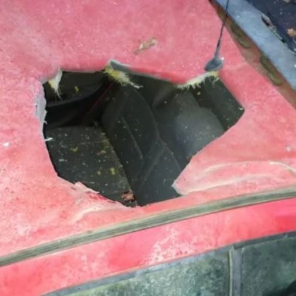 Огромна дупка пробита в покрива на кола озадачи полицията във