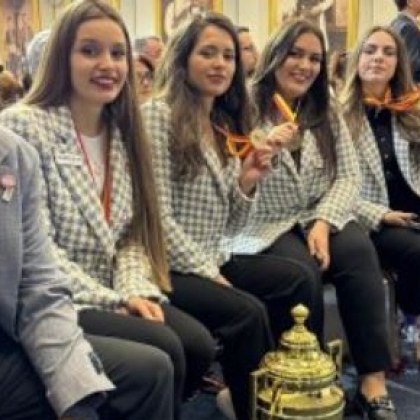 Златните момичета на българския шахмат кацнаха на родна земя след триумфа в