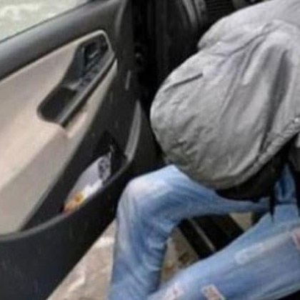 Полицията залови 18 годишно момче да кара без книжка и под