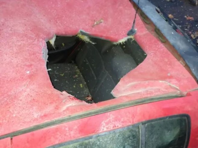 Метеорит проби огромна дупка в паркирана кола СНИМКИ