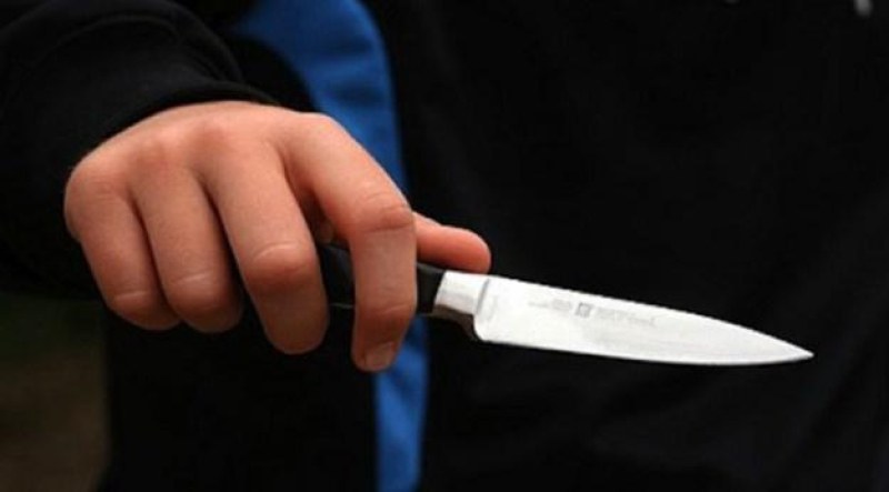 Непълнолетни заплашиха момче с нож в София