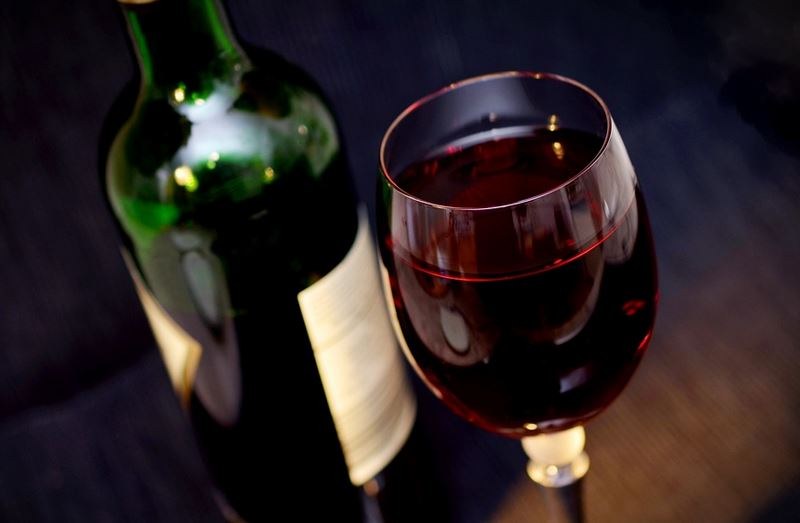 Хилядолетната мистерия“ защо пиенето на червено вино може да причини