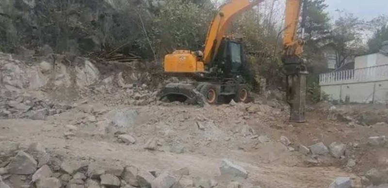 Рушат ли тепето? Проверяват строеж в подножието на Бунарджика