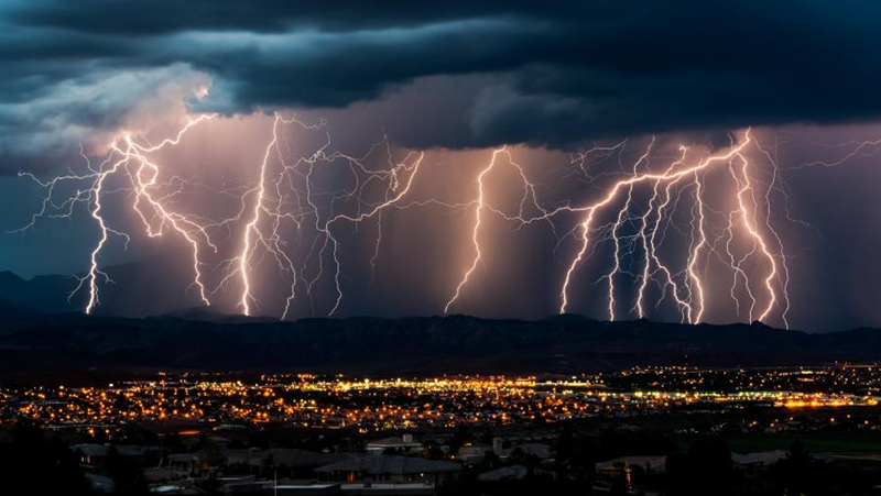 В Гърция издадоха извънредно предупреждение за силни гръмотевични бури