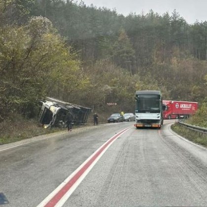 Камион се обърна странично край Велико Търново СНИМКА