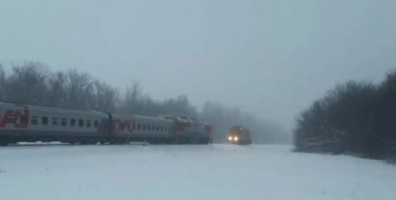 Пътнически влак се блъсна в локомотив, има пострадали