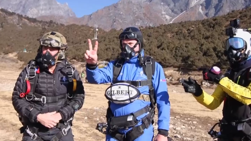 Българин скочи край Еверест с рекордно малък парашут. Красимир Илиев