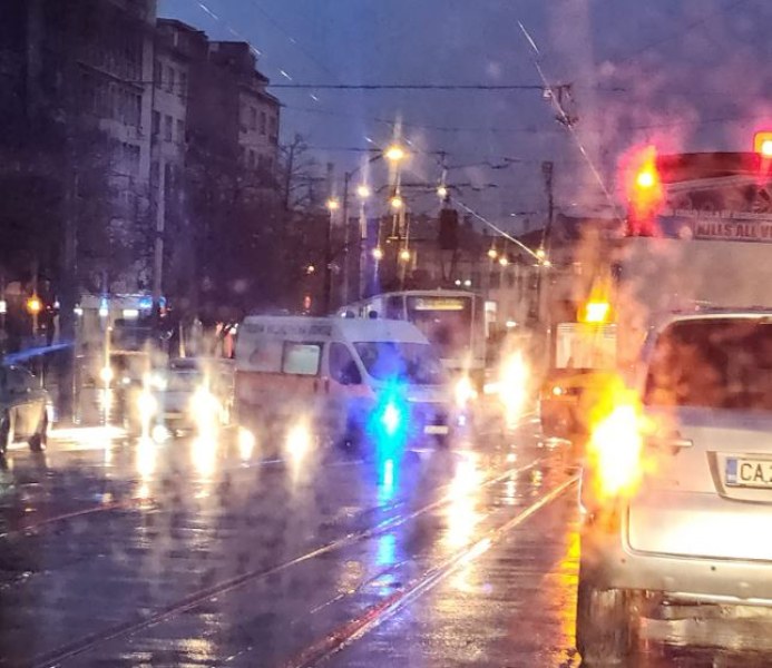 Човек е блъснат на трамваен път в София СНИМКА