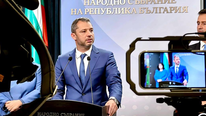Добрев към Асен Василев: Осъзнай се, не тегли 37,4 млрд. нов дълг