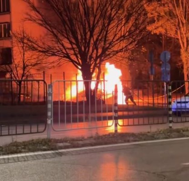 Кола избухна в пламъци в София СНИМКИ