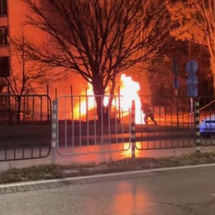 Кола избухна в пламъци в София СНИМКИ