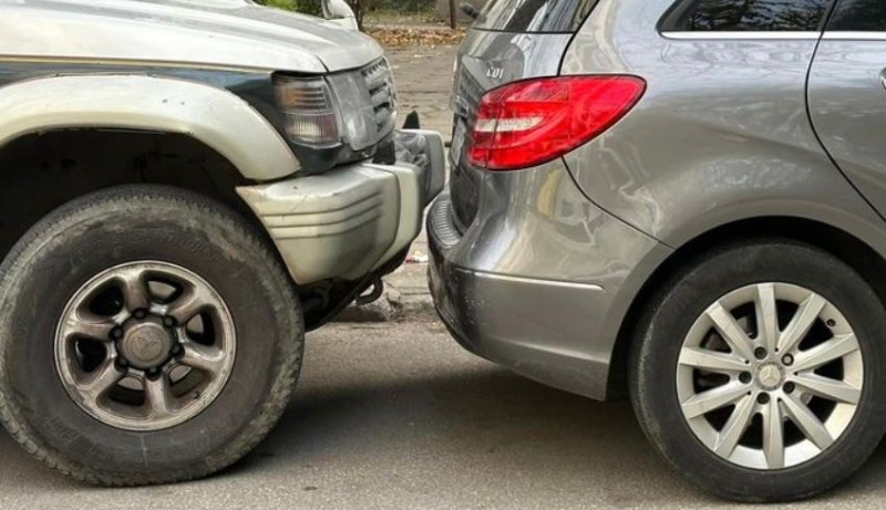 Майсторско паркиране затапи кола в Пловдив СНИМКИ