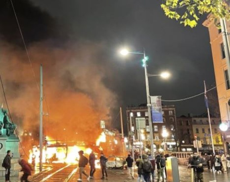 Десетки задържани сред размириците в Дъблин, пострадал е полицай