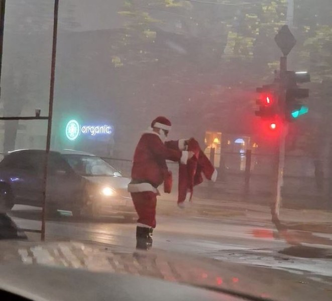 Дядо Коледа подрани в Пловдив! Разходи се по улиците СНИМКА