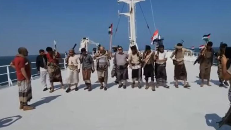 Йеменските бунтовници хуси публикваха видео, на което танцуват върху палубата