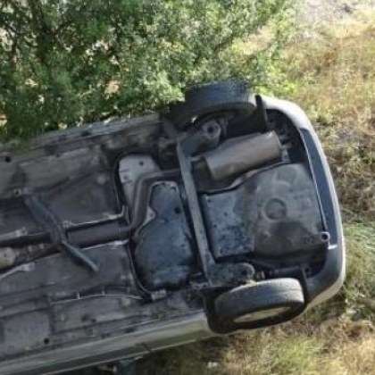 Сблъскаха се две коли, едната падна в дере*