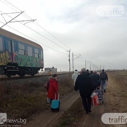 След 4 часа: Извозиха пътниците от влака, блъснал камион СНИМКИ