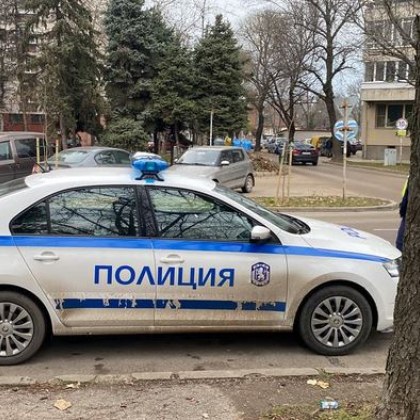 Полицията в Бургас издирва шофьор на такси блъснал жена на