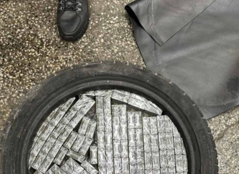 Спипаха тираджия да превозва цигари, натъпкани в гума