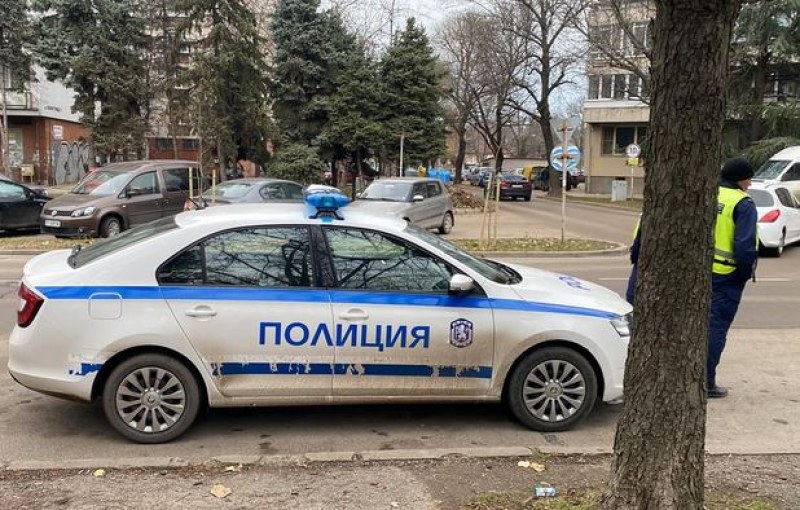 Полицията в Бургас издирва шофьор на такси, блъснал жена на