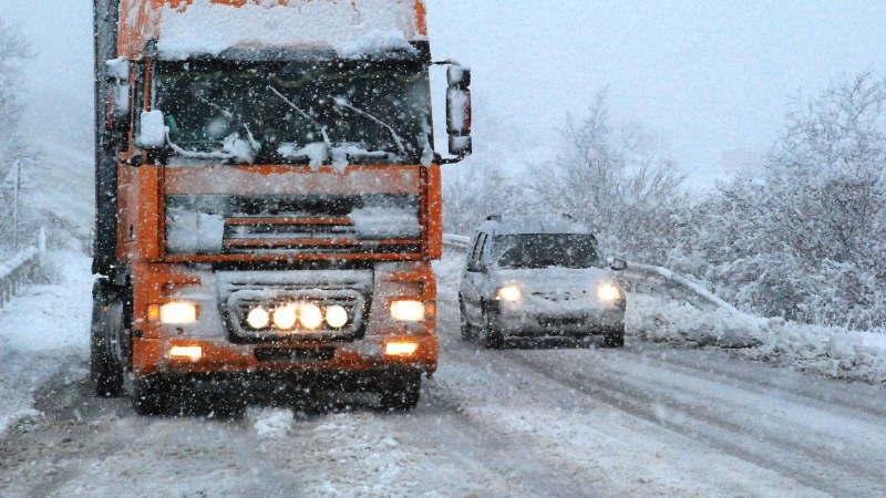 Силният снеговалеж ограничи движението на камиони в няколко области у нас