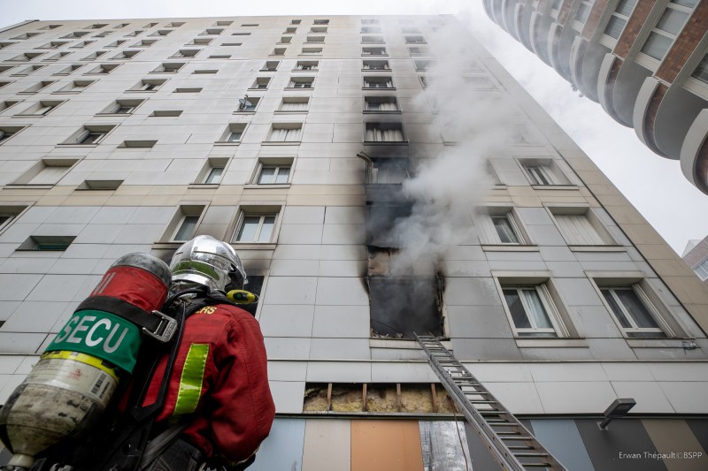 Трима загинаха при огнена стихия в жилищна сграда СНИМКИ