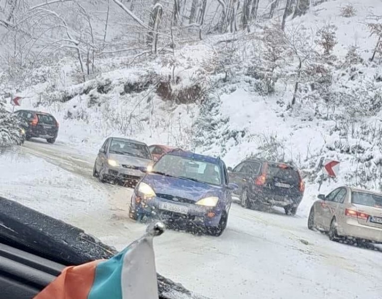 Започна се: Колони коли блокирани в снега СНИМКИ+ВИДЕО