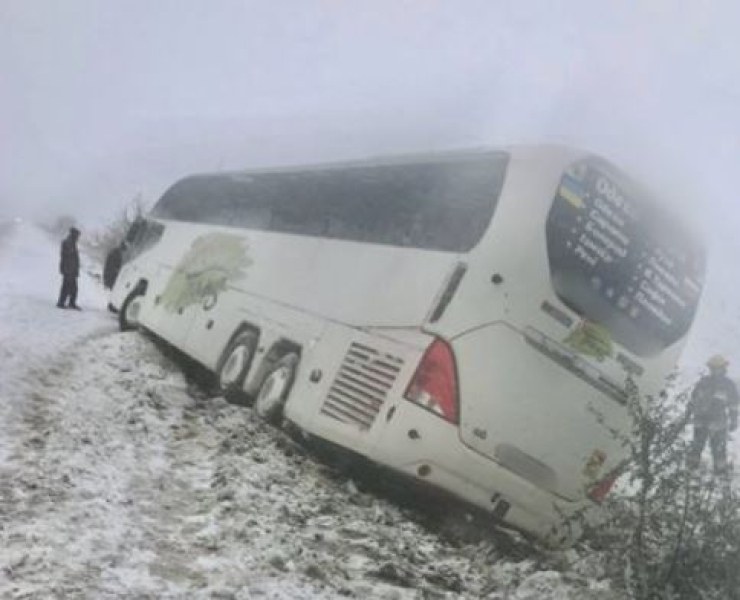 Български автобуси попаднаха в снежна клопка в Украйна СНИМКИ
