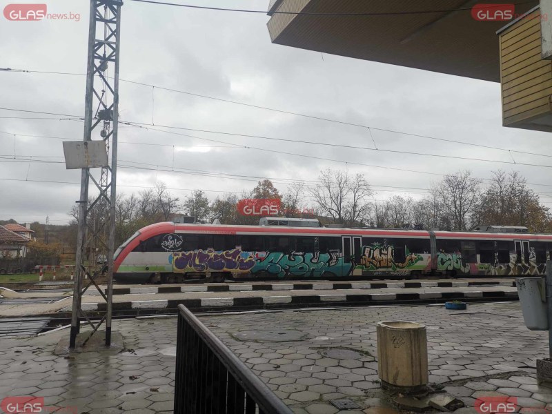 Три влака, пътуващи за Варна са блокирани на гара Завет,