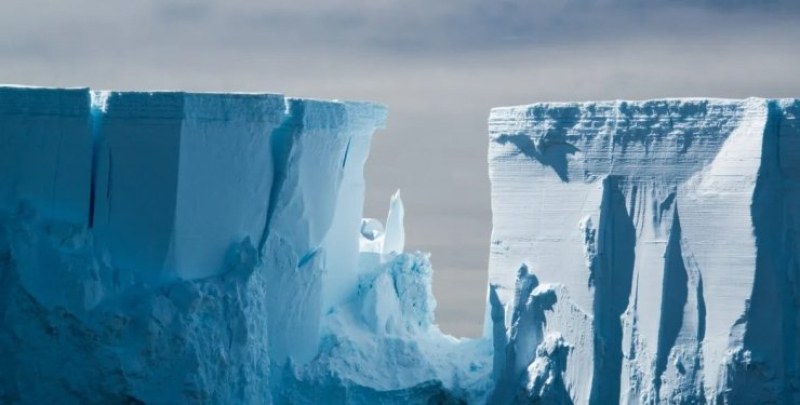Гигантски айсберг с размерите на град се „събуди