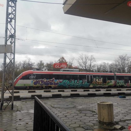 Блокирани са пътници от три влака
