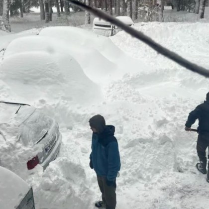 Десетки блокирани в хижа, сред тях има бременна и деца! СНИМКА