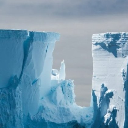 През август 1986 г леден блок с невероятни размери се откъсна от