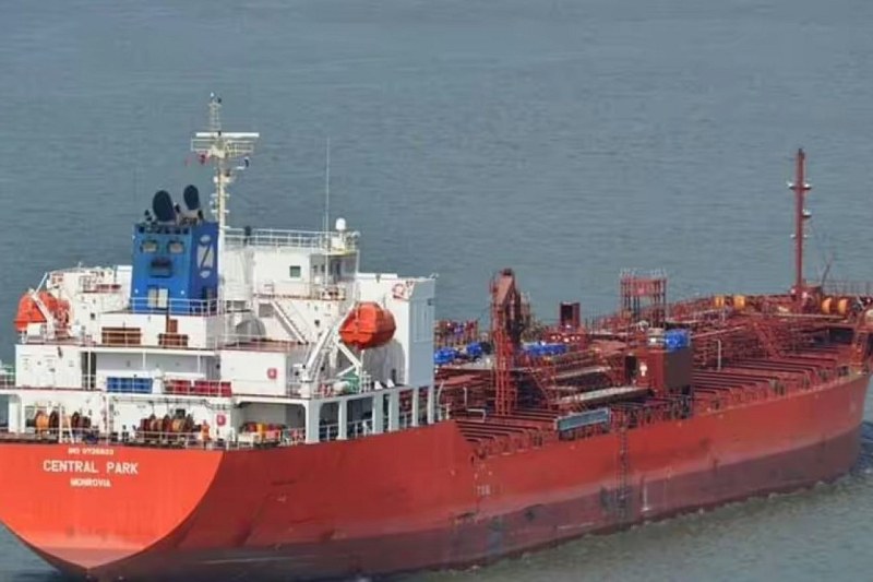 Американски военни освободиха превзетия танкер с българи на борда