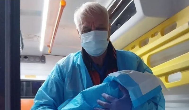 Фелдшер изроди бебе в линейка в Бургас. Историята разказа самият