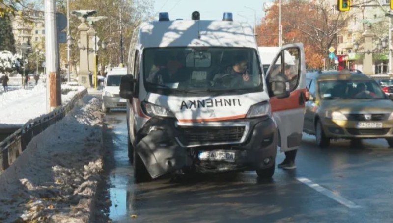 Кола и линейка с пациент се блъснаха в София