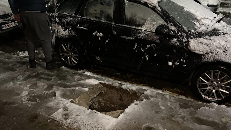 Мъж пропадна в дупка, докато почиства колата си в Русе СНИМКИ