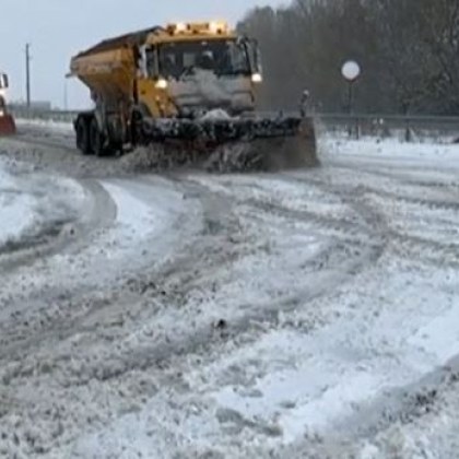 Десетки автомобили са закъсали в Разградско заради тежката зимна обстановка На
