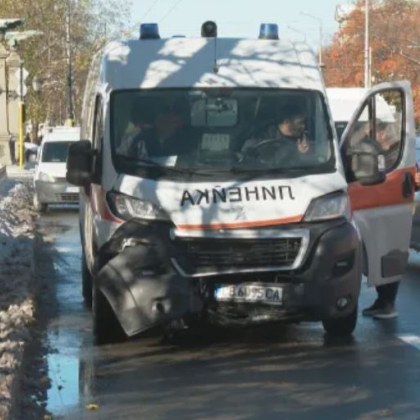 Кола и линейка с пациент се блъснаха в София