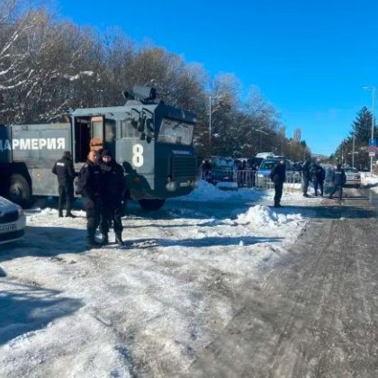 Много полиция и водни оръдия пред сградата на БФС, ще има ли оставка? СНИМКИ