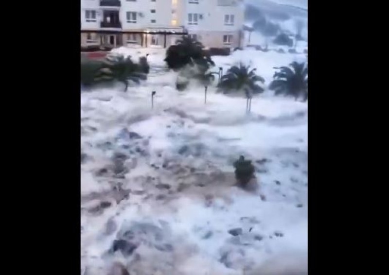 Вълни над 10 метра заляха част от Сочи при ужасяваща буря, има жертва!  ВИДЕО