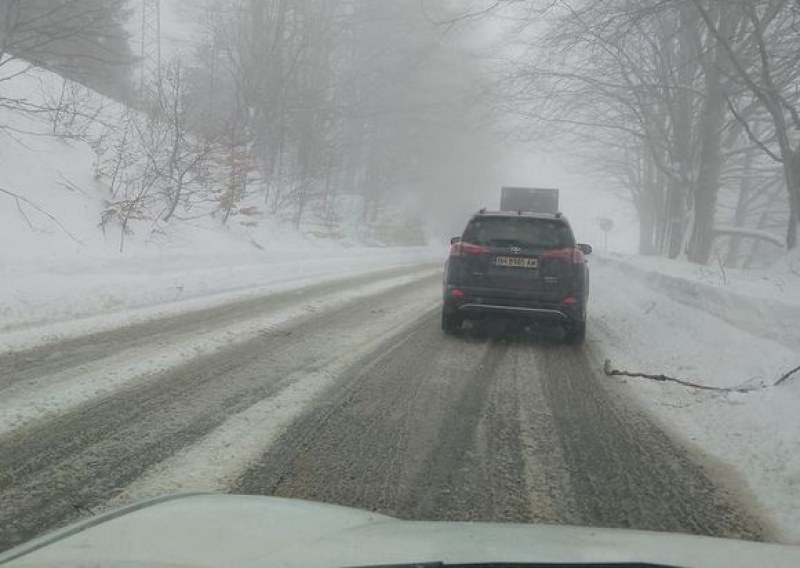 Автобус аварира в прохода Петрохан, движението е блокирано