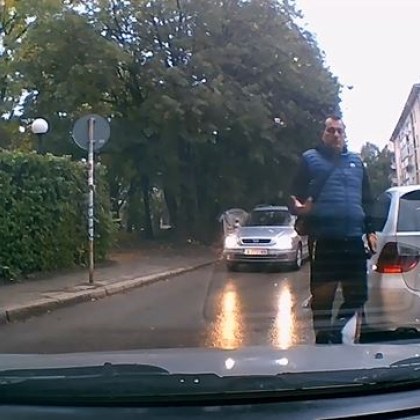 Шофьор на БМВ паркиран на двупосочна улица в Димитровград блокирайки