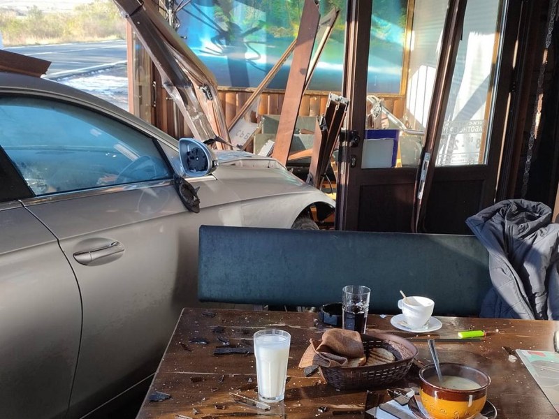 Първи снимки от инцидента с врязъл се автомобил в заведение до Айтос