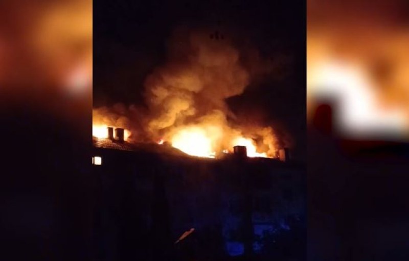 Пожар изпепели сграда, 24 семейства са без дом